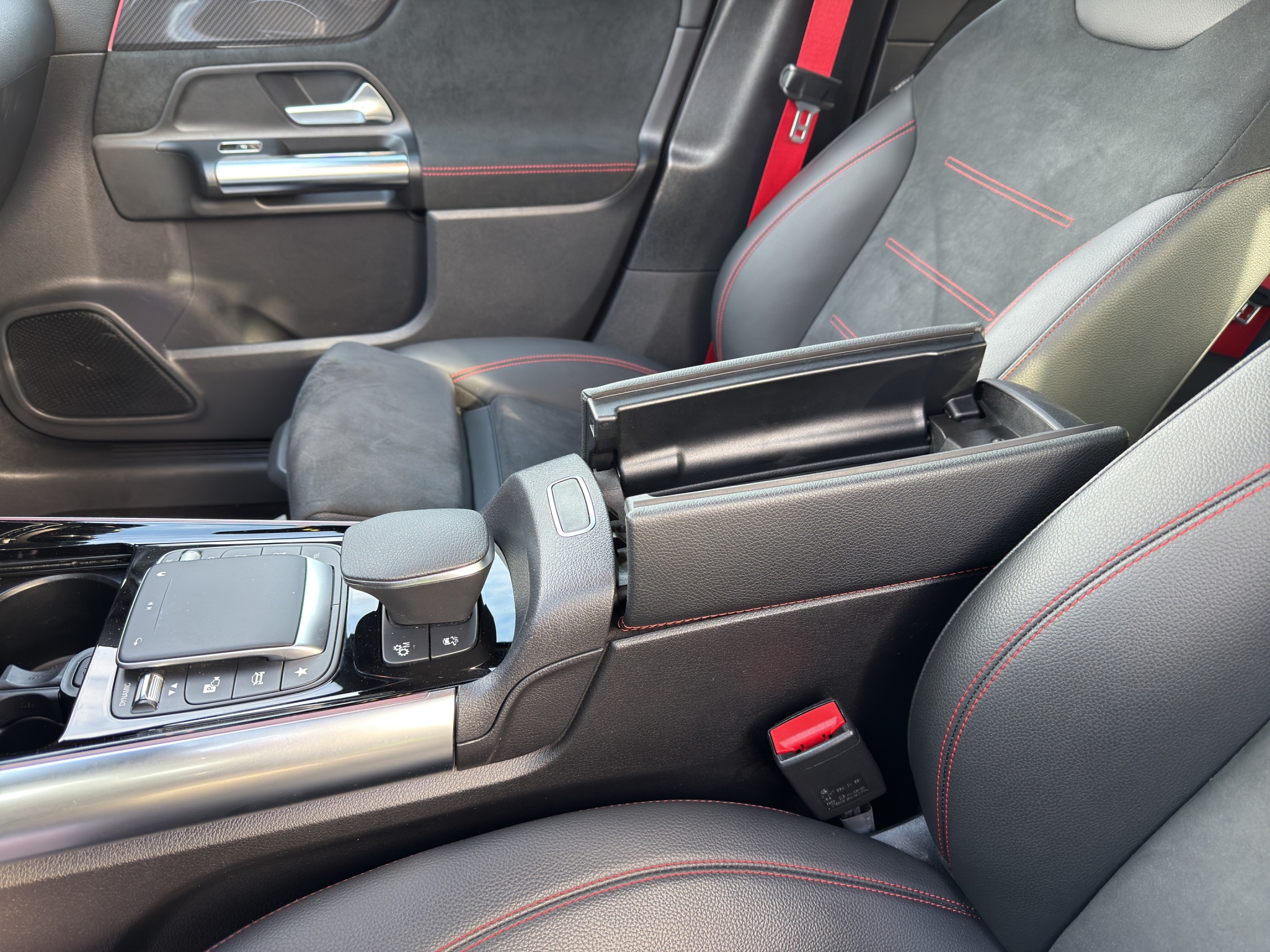 W1N2477541J911390_24